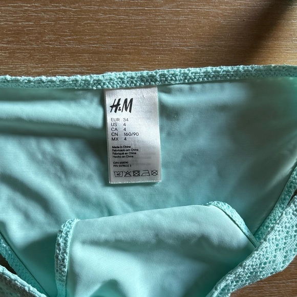 H&M Aqua Textured Bandeau-Style Bikini Top & Matching Side Tie Bottoms - Picture 3 of 7